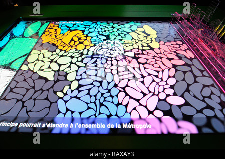 Display multimediale di mappe che mostrano il futuro dimensioni di Parigi, esposti a portare la concorrenza tra i vari progetti. Foto Stock
