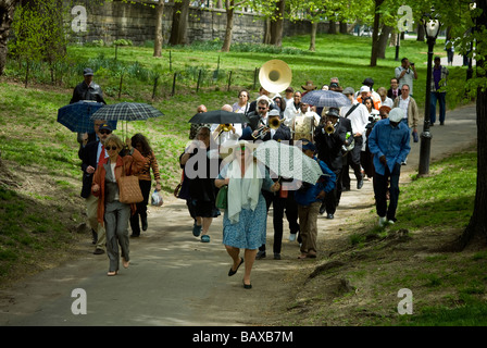 Il Duke Ellington Brass Band esce dalla Duke Ellington Memorial sul 110th Street e marche attraverso Central Park Foto Stock