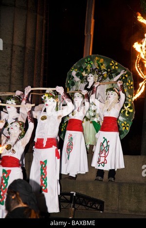 Il Beltane Fire Festival su Calton Hill un antico Celtic e festa pagana, città di Edimburgo in Scozia. Foto Stock