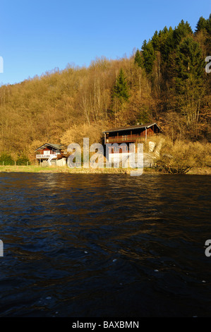 Case lungo il fiume Ourthe in Maboge Ardenne del Belgio Foto Stock