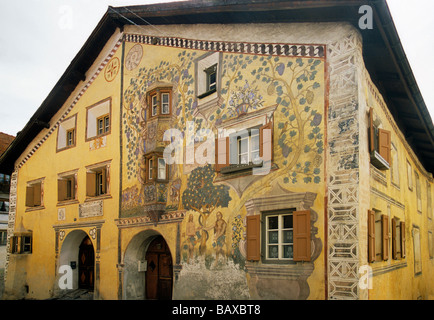 Adam und Eva Haus in Ardez in Engadina Alpi della Svizzera Foto Stock