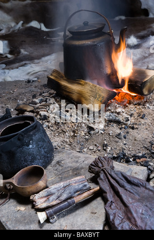 Tradizionale modo di preparare il caffè Sami con carne di renna, in un Gåhtie (tradizionale Sami casa) in Båtsuoj Samecenter Gasa, Svezia Foto Stock