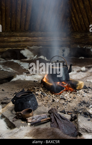 Tradizionale modo di preparare il caffè Sami con carne di renna, in un Gåhtie (tradizionale Sami casa) in Båtsuoj Samecenter Gasa, Svezia Foto Stock