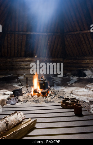 Tradizionale modo di preparare il caffè Sami con carne di renna, in un Gåhtie (tradizionale Sami casa) in Båtsuoj Samecenter Gasa, Svezia Foto Stock