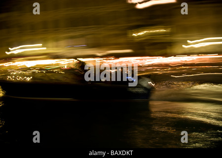 Venetian taxi boat in moto sul canal grande Foto Stock