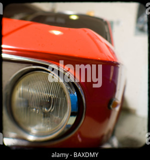 Il faro di un rosso 1971 Lancia Fulvia Foto Stock