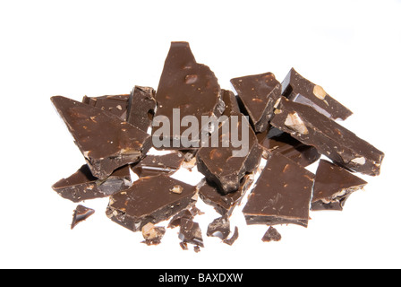 Blocchi di cioccolato al latte con mandorle isolato su bianco Foto Stock