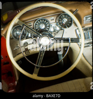 L'interno bianco di un 1962 red Ford Thunderbird Foto Stock