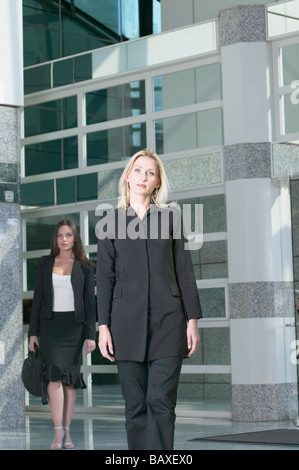 Due imprenditrici a piedi di costruzione Foto Stock