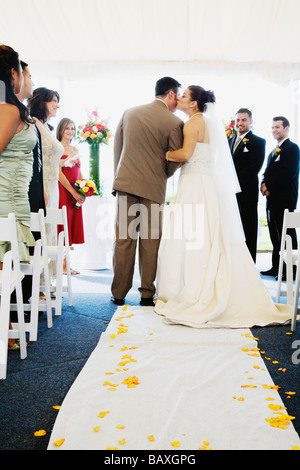 Sposa kissing padre nella corsia Foto Stock