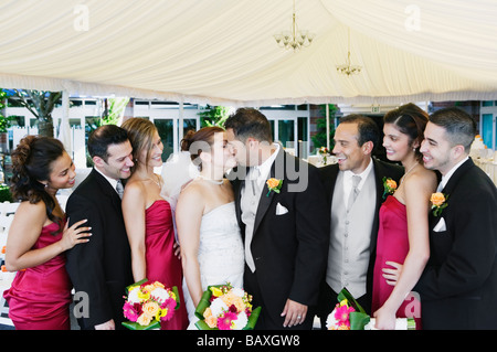 Multi-etnico sposa e lo sposo baciare Foto Stock