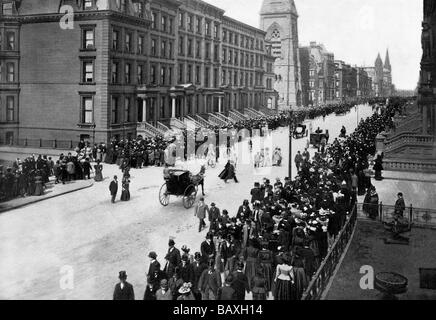 Easter Parade sulla Quinta Avenue,New York City Foto Stock