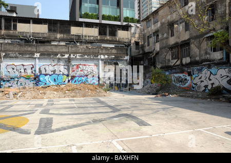 Coloratissimo graffito sul muro a abbandonato proprietà urbana Foto Stock