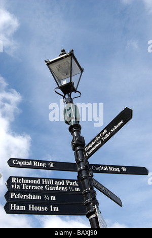 In stile vittoriano via la luce e il cartello con direzione marcatori per luoghi di interesse a Richmond, Surrey, Inghilterra Foto Stock