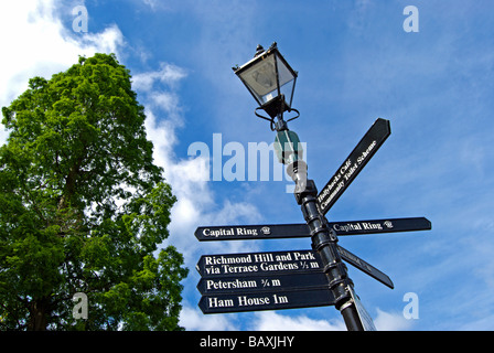 In stile vittoriano via la luce e il cartello con direzione marcatori per luoghi di interesse a Richmond, Surrey, Inghilterra Foto Stock