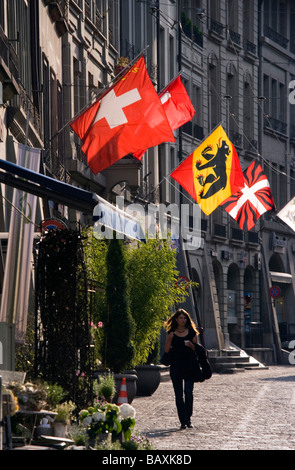 Una donna shopping in Marktgasse, la città vecchia di Berna, Berna, Svizzera Foto Stock