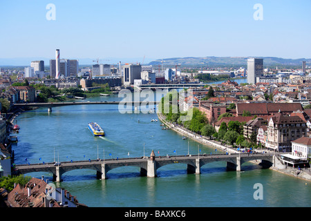 Vista sulla città di Basilea e il fiume Reno con Novartis complessi industriali in background, Basilea, Svizzera Foto Stock