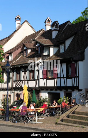 Pavement cafe vicino Spalenturm, ex city gate nelle mura della città di Basilea, Basilea, Svizzera Foto Stock