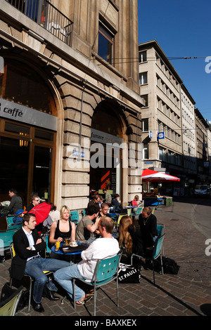 La gente seduta in un cafe' sul marciapiede, Gerbergasse, Basilea, Svizzera Foto Stock