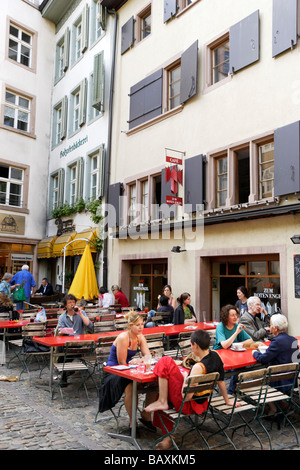 La gente seduta in un cafe' sul marciapiede a Andreasplatz, Basilea, Svizzera Foto Stock