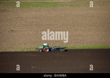 Vista aerea del trattore arare i campi, Bassa Sassonia Foto Stock