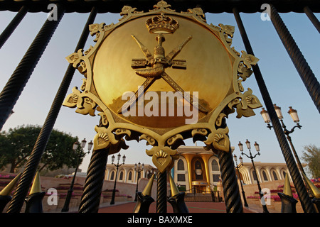 Oman Muscat sultani Palace Golden emblema al cancello di ingresso Foto Stock