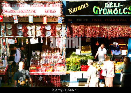 Nella grande sala del mercato, Nagyvásárosarnok, Budapest, Ungheria Foto Stock