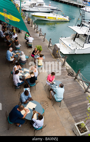 La gente seduta in una waterfront cafe, Bridgetown, Barbados, Caraibi Foto Stock