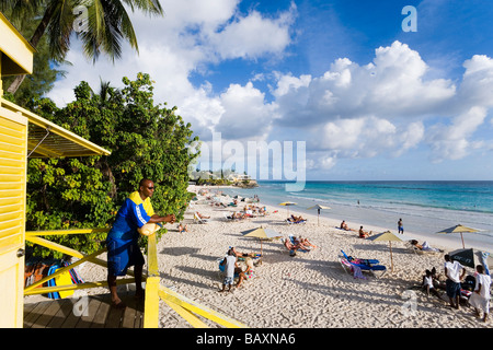 Osservando Lifequard Accra Beach, Rockley, Barbados, Caraibi Foto Stock