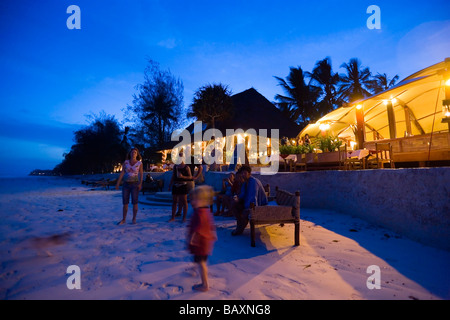 Gli ospiti che frequentano un party in spiaggia in un ristorante sulla spiaggia, sabbie, a nomade, Diani Beach, Kenya Foto Stock