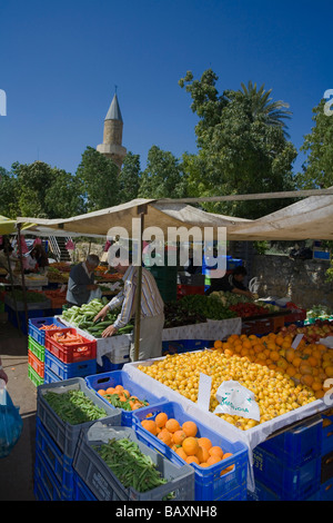 La frutta e la verdura in stallo il mercato mercato Mercoledì, Constanza bastione, vicino alla città vecchia parete, Lefkosia, Nicosia, Sud C Foto Stock