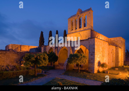 Abbazia Bellapais nella luce della sera, Beylerbeyi, l'Abbaye de la Pais, monastero rovina, nei pressi di Kyrenia, vicino Girne, Cipro Nord, Cyp Foto Stock