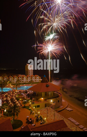 Cena a lume di candela e fuochi d'artificio vicino alla piscina a Salamis Bay Conti Resort Hotel, salami, a nord di Cipro, Cipro Foto Stock