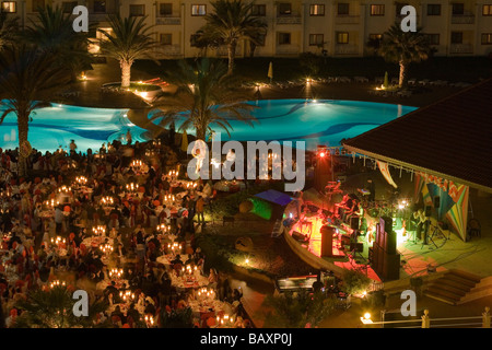 Cena a lume di candela vicino alla piscina a Salamis Bay Conti Resort Hotel, salami, a nord di Cipro, Cipro Foto Stock