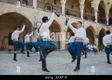 Un gruppo di maschi ballerini folk in costume tradizionale, Buyuk Han, il Grande Inn, caravansary Ottomano, Lefkosia, Nicosia, North Cyp Foto Stock