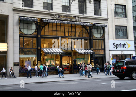 Parte anteriore del negozio dell'ex Charles Scribner edificio trasformato Sephora store sulla Quinta Avenue di New York. Foto Stock