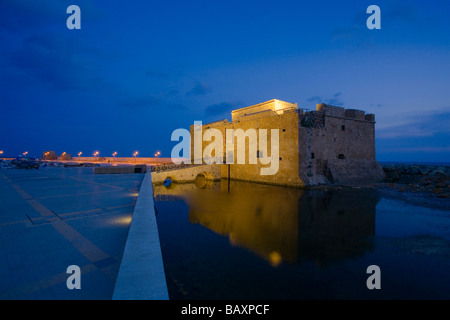 Il Castello di Pafo di notte, porto di Pafo e riflesso nell'acqua, Paphos, Cipro del Sud, Cipro Foto Stock