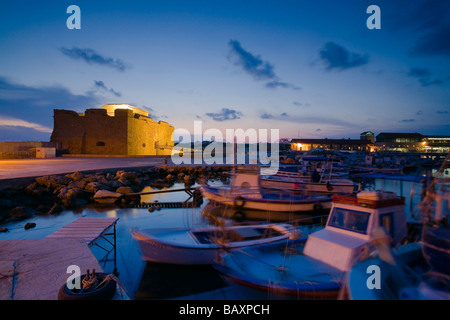 Il Castello di Pafo di notte con le barche dei pescatori, porto di Pafo e Paphos, Cipro del Sud, Cipro Foto Stock