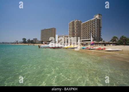 Varosha Beach con le rovine di abbandono di alberghi, città fantasma, Famagosta, Ammochostos, Gazimagusa, a nord di Cipro, Cipro Foto Stock