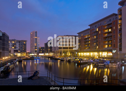 Clarence House si affaccia su negozi, uffici e appartamenti al Clarence Dock, Leeds, West Yorkshire, Inghilterra, Regno Unito Foto Stock