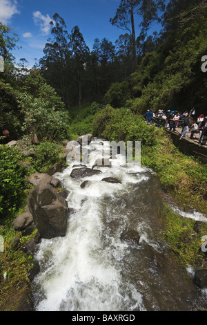 Cascadas de Peguche cascate sotto il vulcano Imbabura vicino a città mercato di Otavalo, provincia di Imbabura, altipiani, Ecuado Foto Stock