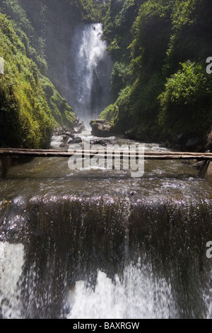 Cascadas de Peguche cascate sotto il vulcano Imbabura vicino a città mercato di Otavalo, provincia di Imbabura, altipiani Ecuador Foto Stock