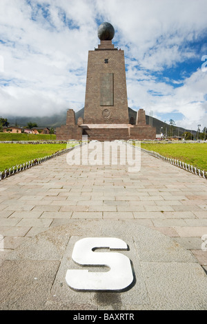 Il lato sud del 30m monumento piramidale per contrassegnare l'equatore a La Mitad del Mundo, San Antonio, Provincia Pichincha, Ecuador Foto Stock