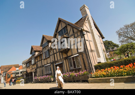 In orizzontale ampia angolazione del vecchio legno incorniciata tudor house, luogo di nascita di Shakespeare, su Henley Street su una luminosa giornata di sole Foto Stock