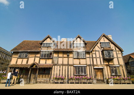 In orizzontale ampia angolazione del vecchio legno incorniciata tudor house, luogo di nascita di Shakespeare, su Henley Street su una luminosa giornata di sole Foto Stock