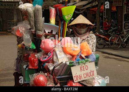 Street hawker con householdgoods e housewares su una bicicletta in Hanoi Vietnam Asia Foto Stock