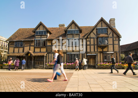 In orizzontale ampia angolazione del vecchio legno incorniciata tudor house, luogo di nascita di Shakespeare, su Henley Street su una luminosa giornata di sole Foto Stock