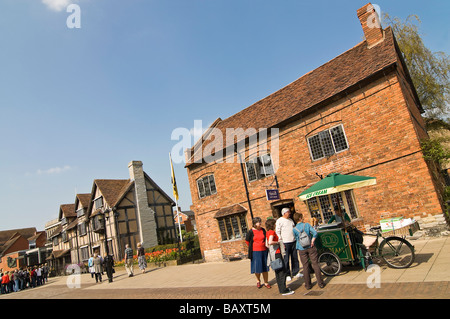 In orizzontale ampia angolazione del vecchio legno incorniciata tudor house, luogo di nascita di Shakespeare, su Henley Street su una luminosa giornata di sole Foto Stock