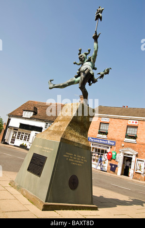 Verticale di chiusura del buffone statua su Henley Street contro un luminoso cielo blu Foto Stock