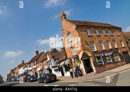 In orizzontale ampia angolazione dei vari stili di architettura del periodo lungo la strada di pecora su una luminosa giornata di sole Foto Stock